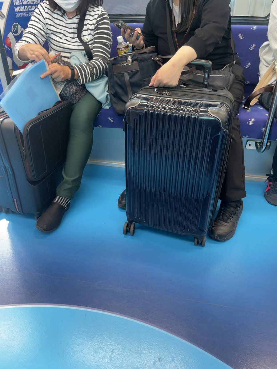 nori46's tweet photo. ゆいレール乗ってくる観光客で
これやる奴、凄く多いんだけど
頭悪いの？
#沖縄　#ゆいレール　#モノレール https://t.co/8tBSI6Mdn1