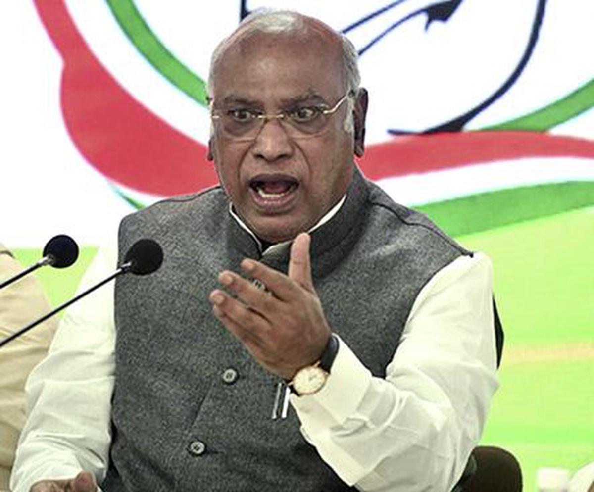 KhargeTamil's tweet photo. கடந்த 14 மணி நேரமாக மோடி அவர்கள் பீகாரின் துணை முதல்வர் திரு @yadavtejashwi வீட்டில் ED ஐ உட்கார வைத்துள்ளார்

அவரது கர்ப்பிணி மனைவி மற்றும் சகோதரிகள் துன்புறுத்தப்படுகிறார்கள்.

திரு @laluprasadrjd -  ஆம், அவருக்கு வயதாகிவிட்டது, 

உடல்நிலை சரியில்லாமல் இருக்கிறார். https://t.co/3J1oKJHzL0