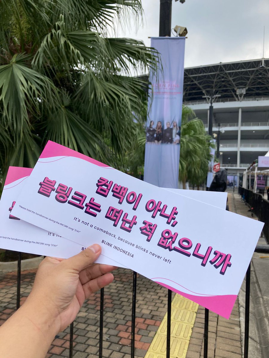 Untuk BLINKs yang menonton, handbanner sudah dibagikan oleh tim yaa🥰 handbanner tersedia di Gate 5, Gate 7 dan Gate 10 #BORNPINKinJAKARTA #BLACKPINKinJAKARTA #BORNPINKinJKTday1