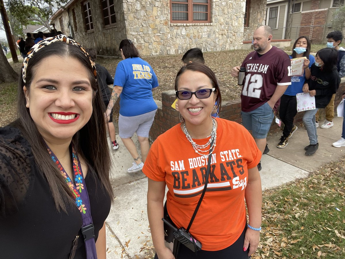 Que orgullo to be marching with Smith Elementary this morning ✊🏽👩🏽 @SAISDBilingual @esmeraldalday #celebratewomen #DiaInternacionalDeLaMujer