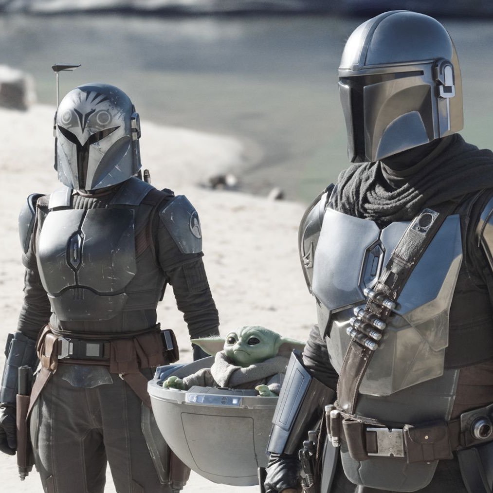 JedihobbitLisa's tweet photo. Grogu with his parents. 🥰 #Grogu #TheMandalorian https://t.co/NGGgGvsIpV