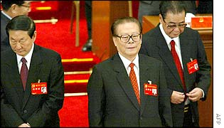 destoryccp's tweet photo. BBC提供的第八届 #国务院总理 握手场面，可以明显看出，#李强 是要走到 #李克强 右边进行握手，而李克强站起身挡住了李强去右边的路，最后李强走到李克强左边握手。在可以查到的资料中所有本届总理都是站在右边的，而上任站在左边，李克强打破了这个规律，这意味这什么呢？ 座位的安排也是现右前左 https://t.co/fsLCzMq80b