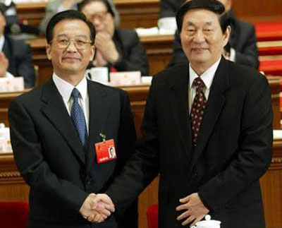 destoryccp's tweet photo. BBC提供的第八届 #国务院总理 握手场面，可以明显看出，#李强 是要走到 #李克强 右边进行握手，而李克强站起身挡住了李强去右边的路，最后李强走到李克强左边握手。在可以查到的资料中所有本届总理都是站在右边的，而上任站在左边，李克强打破了这个规律，这意味这什么呢？ 座位的安排也是现右前左 https://t.co/fsLCzMq80b