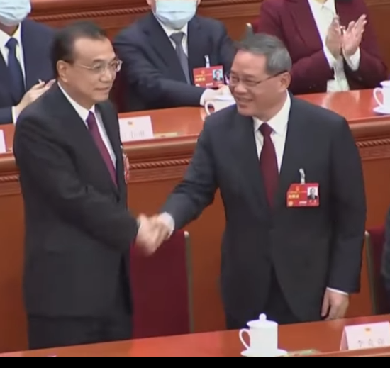 destoryccp's tweet photo. BBC提供的第八届 #国务院总理 握手场面，可以明显看出，#李强 是要走到 #李克强 右边进行握手，而李克强站起身挡住了李强去右边的路，最后李强走到李克强左边握手。在可以查到的资料中所有本届总理都是站在右边的，而上任站在左边，李克强打破了这个规律，这意味这什么呢？ 座位的安排也是现右前左 https://t.co/fsLCzMq80b