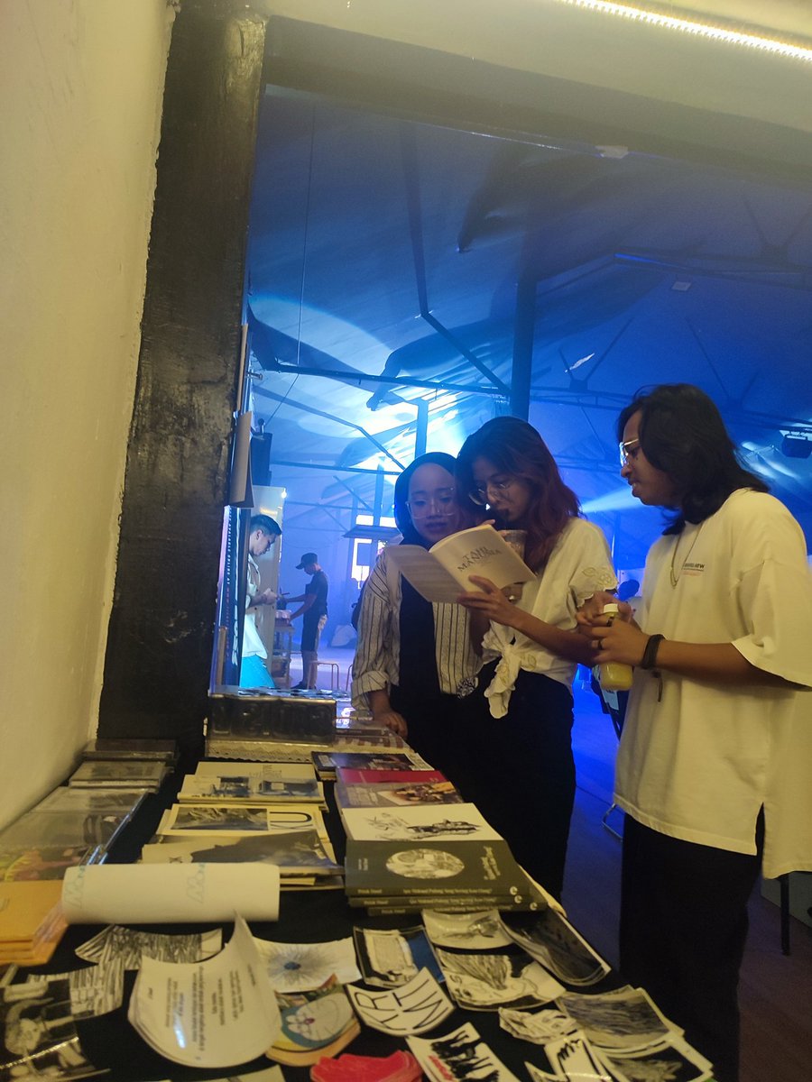 GadisBukuMy's tweet photo. Sementara tunggu persembahan seterusnya, boleh jenguk buku dan zine dulu!
#Soundflowers https://t.co/2uAxLLi0JQ