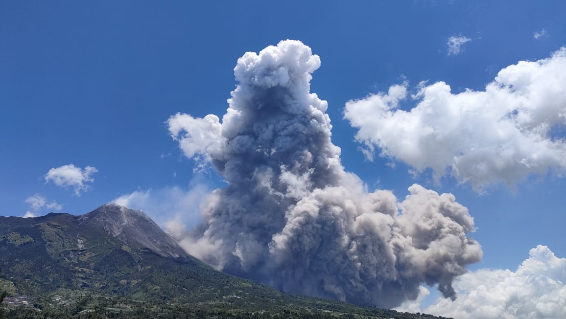 TRCBPBDDIY's tweet photo. Kejadian luncuran awan panas G. Merapi siang ini Setu Legi, 11/03 pukul 12.12 WIB. Perkembangan masih dalam pantauan, utk warga dihimbau jauhi daerah bahaya dan ikuti arahan petugas keselamatan. 🙏👨‍🚒🇮🇩 https://t.co/Lakk7XwTYg