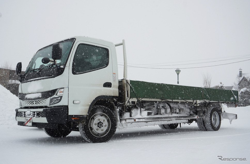 「EVトラックの寒冷地試験三菱ふそうの新型、eキャンターすでに何シーズンにもわたっ」|ZAR167000のイラスト