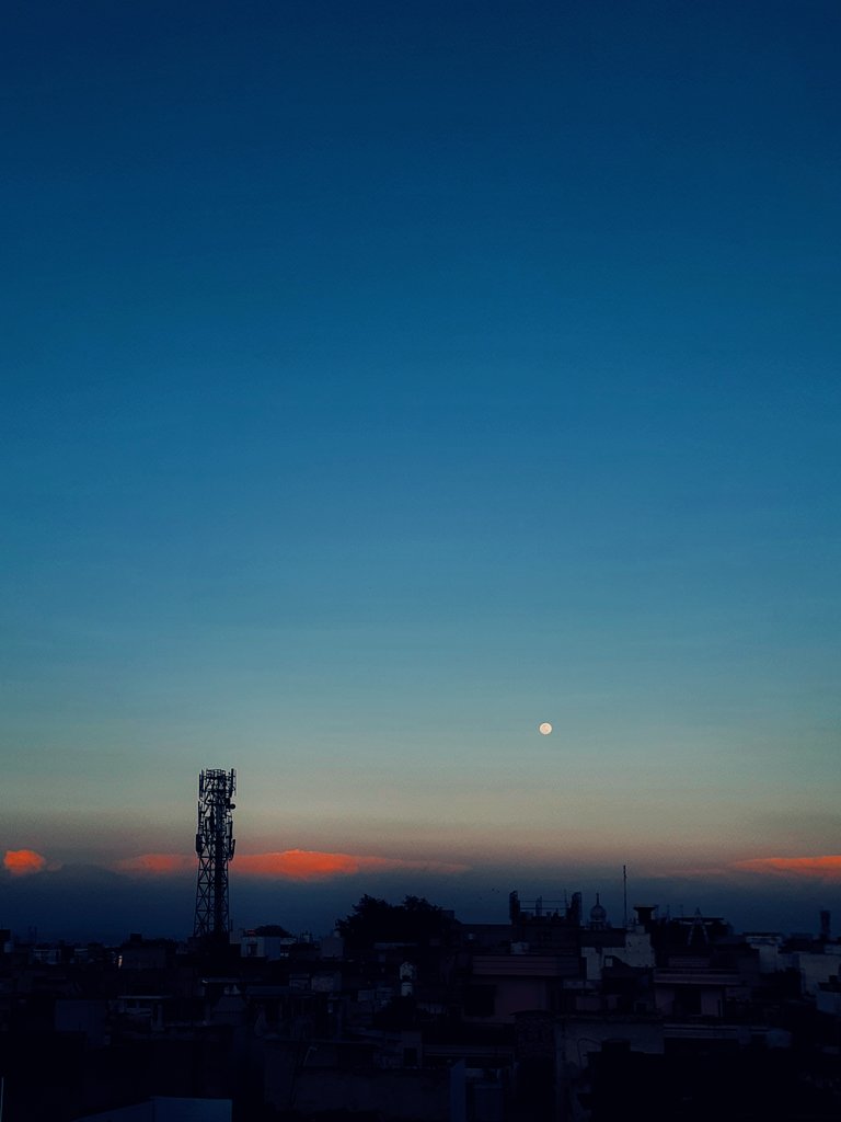Moon is a peaceful zone to the hearts smile alone .
#moon #evening #samsunggalaxy #photography
