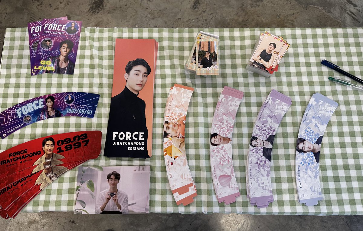 forceofficial_'s tweet photo. มี giveaways จากบ้านต่างๆ มาวางไว้ให้ได้หยิบ และมีเพื่อนๆ เอามาแจกกันพอสมควรเลยน้าา อิอิ
@fforcejs #fforce_
#ForceBirthdayProject2023 https://t.co/pWs9MkKIr2