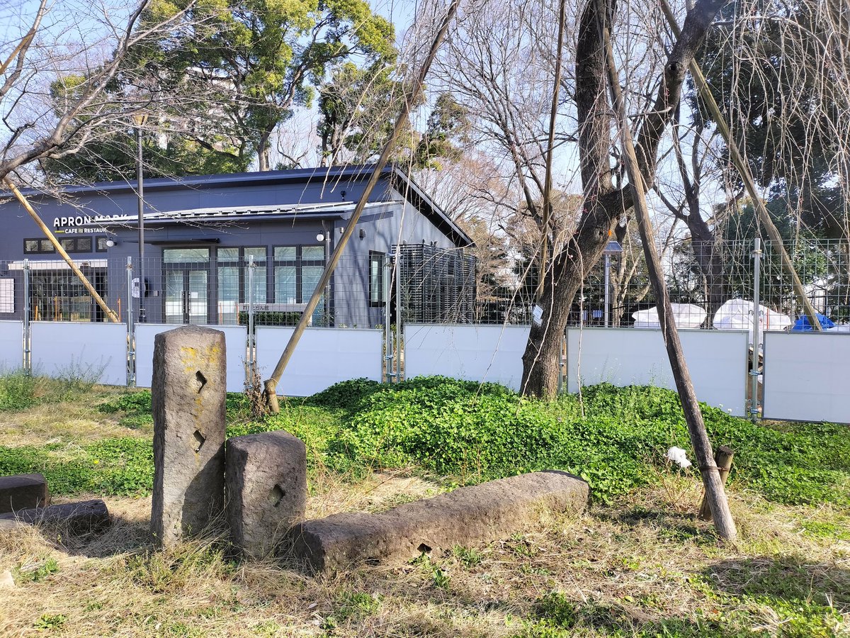 tabipanda2019's tweet photo. #カンヒザクラ が　#飛鳥山公園 で咲いてます🌸。色も濃く綺麗だわ。
でも、去年まで咲いていた場所は、整備されて失くなってしまってる💦新施設ができつつあり、コンクリートが敷き詰められていて残念なことに。 https://t.co/XQdlBLchXc