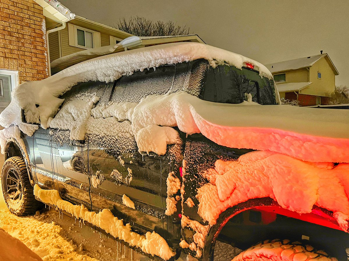 KattFarrell's tweet image. Got a lil bit of snow here today 🇨🇦