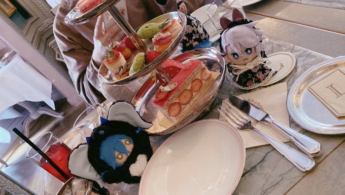 chu可愛くてゴメンなヌン茶とケーキに夢中で一切こちらを向いてくれないヌ達 