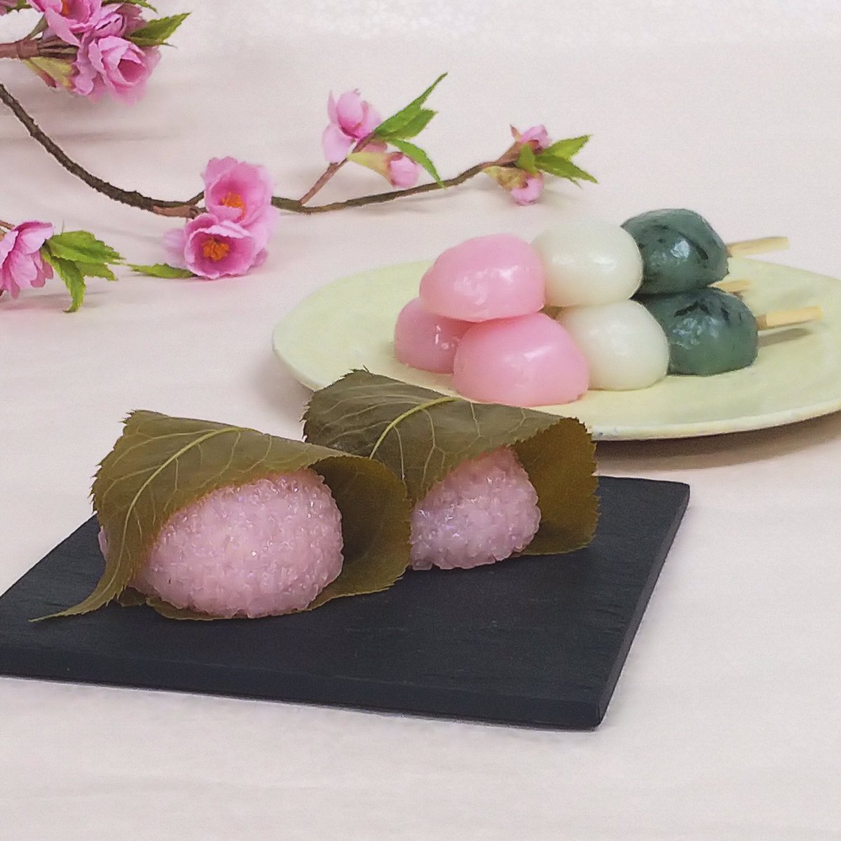 春の日差しがきらめく頃となりましたが、寒暖差も厳しい日が続いております。皆さま健やかにお過ごしください🍀🫧
お花見のお供にぴったり❣️

🌸桜餅🌸
春といえば桜餅、という方も多いのではないでしょうか？
上品な甘さのこし餡をもっちりとした道明寺で包みました。
1個195円(税込)
消費期限　2日間