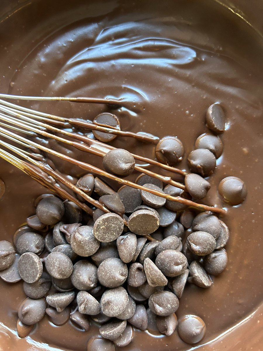 thesaltedtable's tweet photo. Really, more than usual, enjoying the stages of cooking/baking these days. And reminding that you can blind bake your pie crust with oats if you donโt have beans or rice.๐๐พ #bakingtips #cookingwithtst https://t.co/T5pB9pyg73
