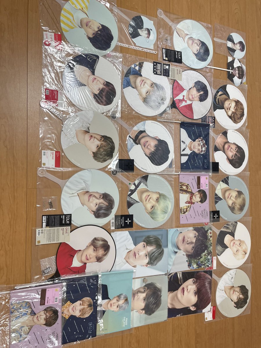 Toy__st00's tweet image. 1枚目必読🙇🏻‍♀️
購入者様には最後の写真のポスターを無料でお譲りします❣️
買取ツイート続きます↓↓↓
 #グッズ買取  #btsグッズ  #btsグッズ買取  #ARMYさんと繋がりたい