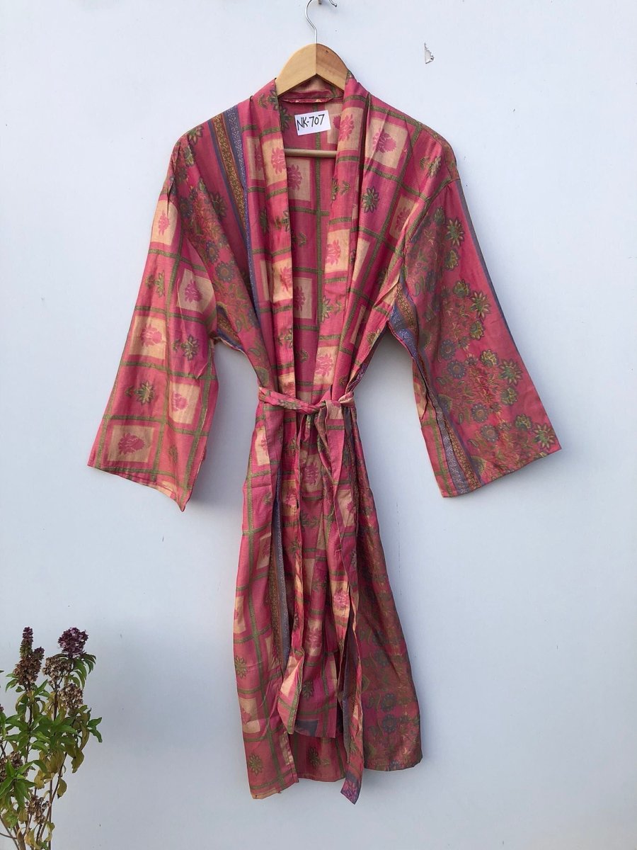 #silkkimono #robe #kimono #bathrobe #beachwear #kimonoforwoman #robes #giftsforher #dressinggown #silksareekimono #summerwear #coverup #dresses
etsy.com/in-en/listing/…