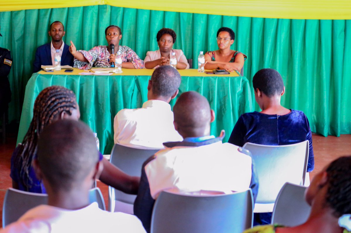 RwandaParliamnt's tweet photo. Abagize Ihuriro #FFRP bari mu  kuganira n’abayobozi n’abavuga rikumvikana mu Murenge umwe muri buri Karere ku ngamba zo kugabanya inzitizi zibangamira iterambere ry'umugore mu bukungu hifashishijwe ikoranabuhanga. 
Ibi biganiro bijyanye no kwizihiza Umunsi Mpuzamahanga w'Umugore. https://t.co/2KMx1vXlRt