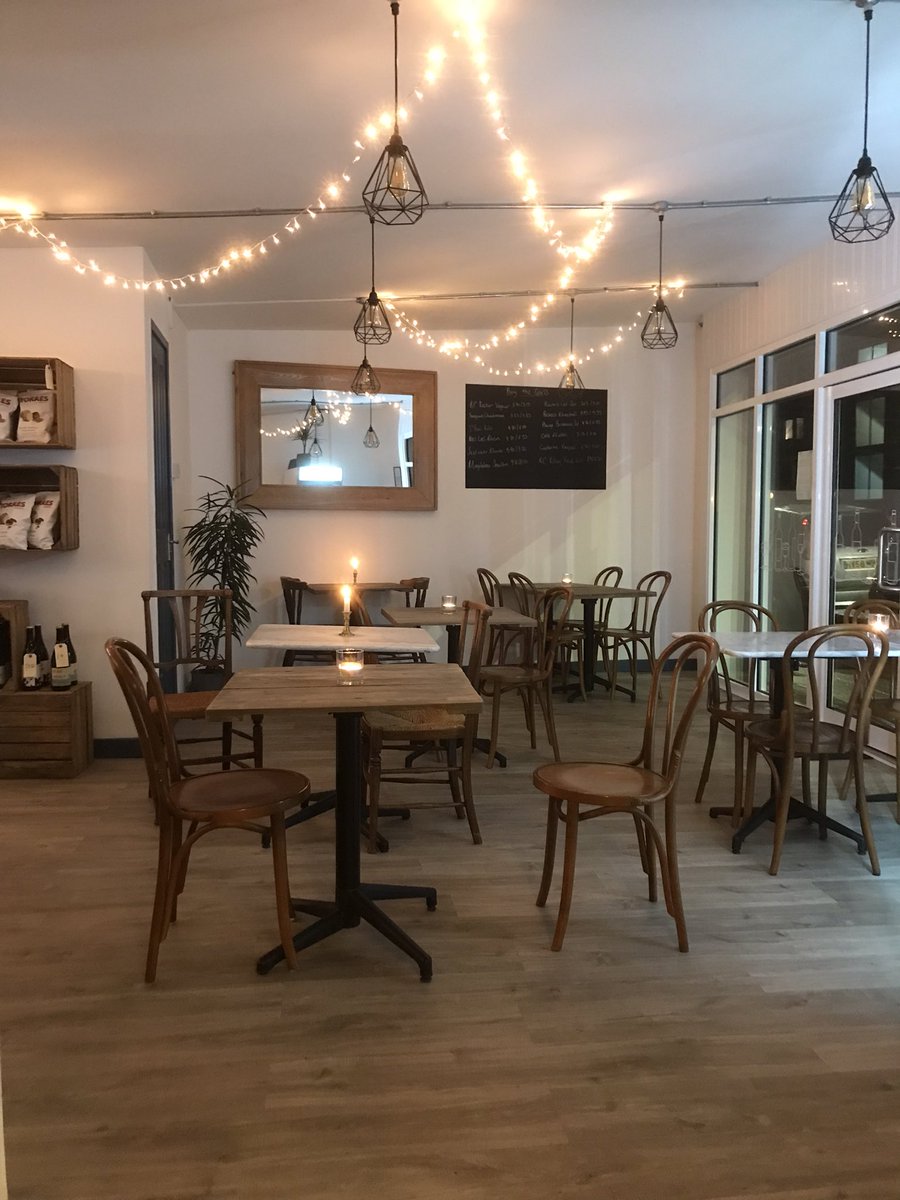 bistrolife's tweet photo. #Southsea Great evening tasting Sauvignon Blanc at Crushed and Cured in Southsea. https://t.co/cjGcBgnXGO