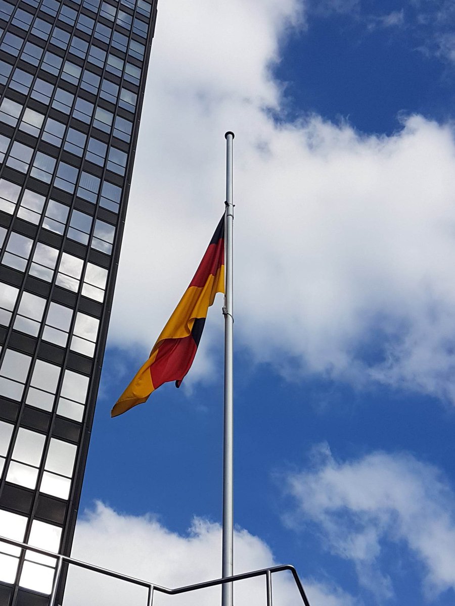 Essen_Ruhr's tweet photo. Am heutigen nationalen #Gedenktag für die Opfer terroristischer Gewalt ist auch die Flagge am Essener Rathaus auf #halbmast gesetzt.

#WeRemember https://t.co/mAnOlikCj6