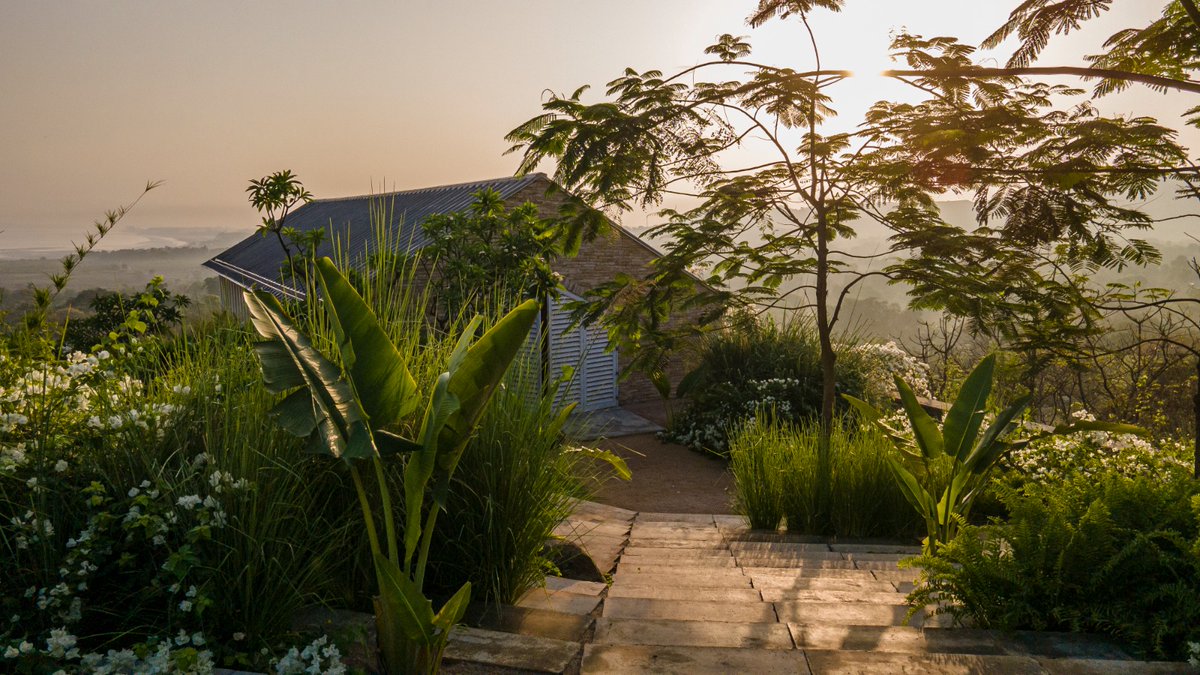 kmandassociates's tweet image. Allowing the morning sun to filter through the tiny leaves of a strategically planted tree…

#therayvilla #tropicalliving #livinginnature #naturalliving #naturalluxury #outdoorlove #retreat #retreatlife #weekendhome #housewithaview #architectuur #arquitectura #nownessinresidence