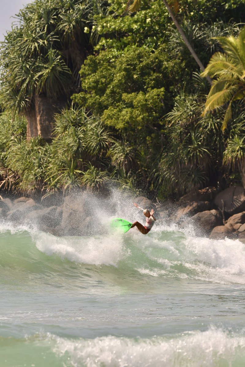 emmajoly71's tweet photo. Always worth it 🌴💦 by @la_malinde 📸 #mirissa #surflife #surfguide #surfcoach #surf #travellife #winterescape #pictureorganicclothing♻️ #ride #care #share https://t.co/5btqdhz75C