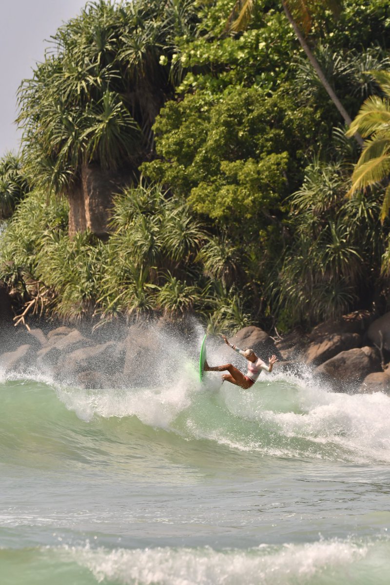 emmajoly71's tweet photo. Always worth it 🌴💦 by @la_malinde 📸 #mirissa #surflife #surfguide #surfcoach #surf #travellife #winterescape #pictureorganicclothing♻️ #ride #care #share https://t.co/5btqdhz75C