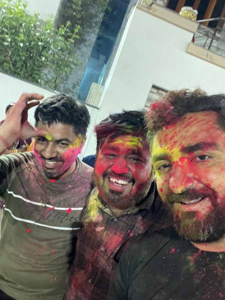 kamlesh_paryani's tweet image. Sharing some Beautifull Mind-blowing Vedios &amp;amp; Picture Of Our Ramapeer Garbi Chwok we All #Freinds &amp;amp; #Family Arranged Holi Night #StreetGame #DesiGames for All Families Kids &amp;amp; Enjoy Alot with Lots of #fun #Masti with eachother
#HoliFestival #familytime #kamleshparyani #kp #KP
