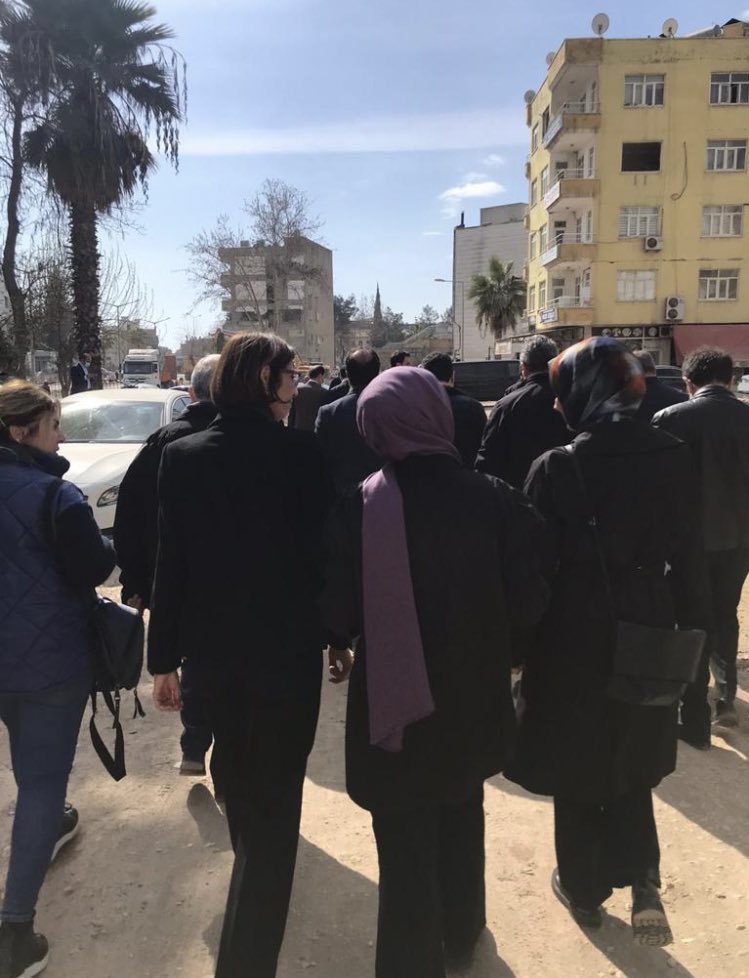 HelunFirat's tweet photo. Adıyamandayız.

Bir ay geçmiş olmasına rağmen hâlâ barınma ve hijyen sorunu çözülebilmiş değil.

Memleketimin bu hali içimi yakıyor. Adıyaman’ın çaresiz bırakılışını unutturmayacak; sesi olmaya devam edeceğiz. https://t.co/iXOiCuOWNU