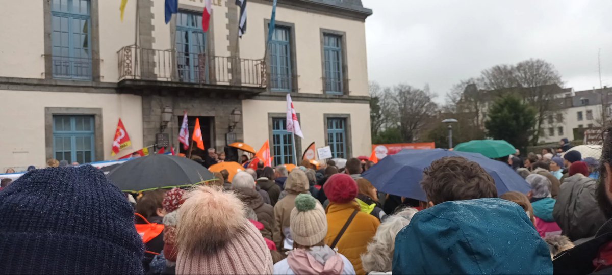 FOHIACT's tweet photo. Les représentants #ForceOuvrière de la #CPAM du #Finistère apportaient ce matin leurs soutiens aux usagers du territoire et aux personnels du #CHRU contre la fermeture de la maternité de #Landerneau
#Solidaires #UDFO29 #FO29 https://t.co/gAk3ZX6UrS