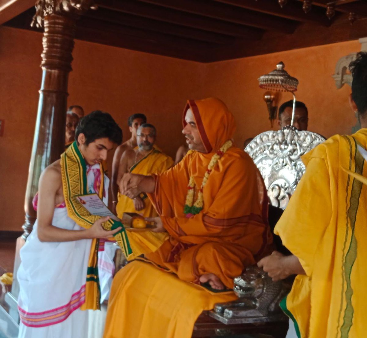 vidyarthivahini's tweet photo. 2021-22 ನೇ ಸಾಲಿನ SSLC ಪರೀಕ್ಷೆಯಲ್ಲಿ ಶೇಕಡಾ 98.08 ಅಂಕಗಳನ್ನು ಗಳಿಸಿದ್ದ ಹೊನ್ನಾವರ ಮಂಡಲಾಂತರ್ಗತ ಹೊನ್ನಾವರ ವಲಯದ ವಿದ್ಯಾರ್ಥಿ ಚಿ|ಸೂರಜ್ ವಿ ಹೆಗಡೆ ಈ ದಿನ @SriSamsthana ಅನುಗ್ರಹ #ಪ್ರತಿಭಾಪುರಸ್ಕಾರ ಸ್ವೀಕರಿಸಿದ ಕ್ಷಣ. https://t.co/cnHmz6SLza