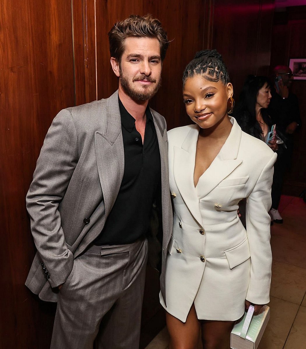 dailyyandrew's tweet photo. Andrew Garfield with Halle Bailey and Quinta Brunson at the pre-Oscar party (NEW) https://t.co/LL3pQ6YoFv