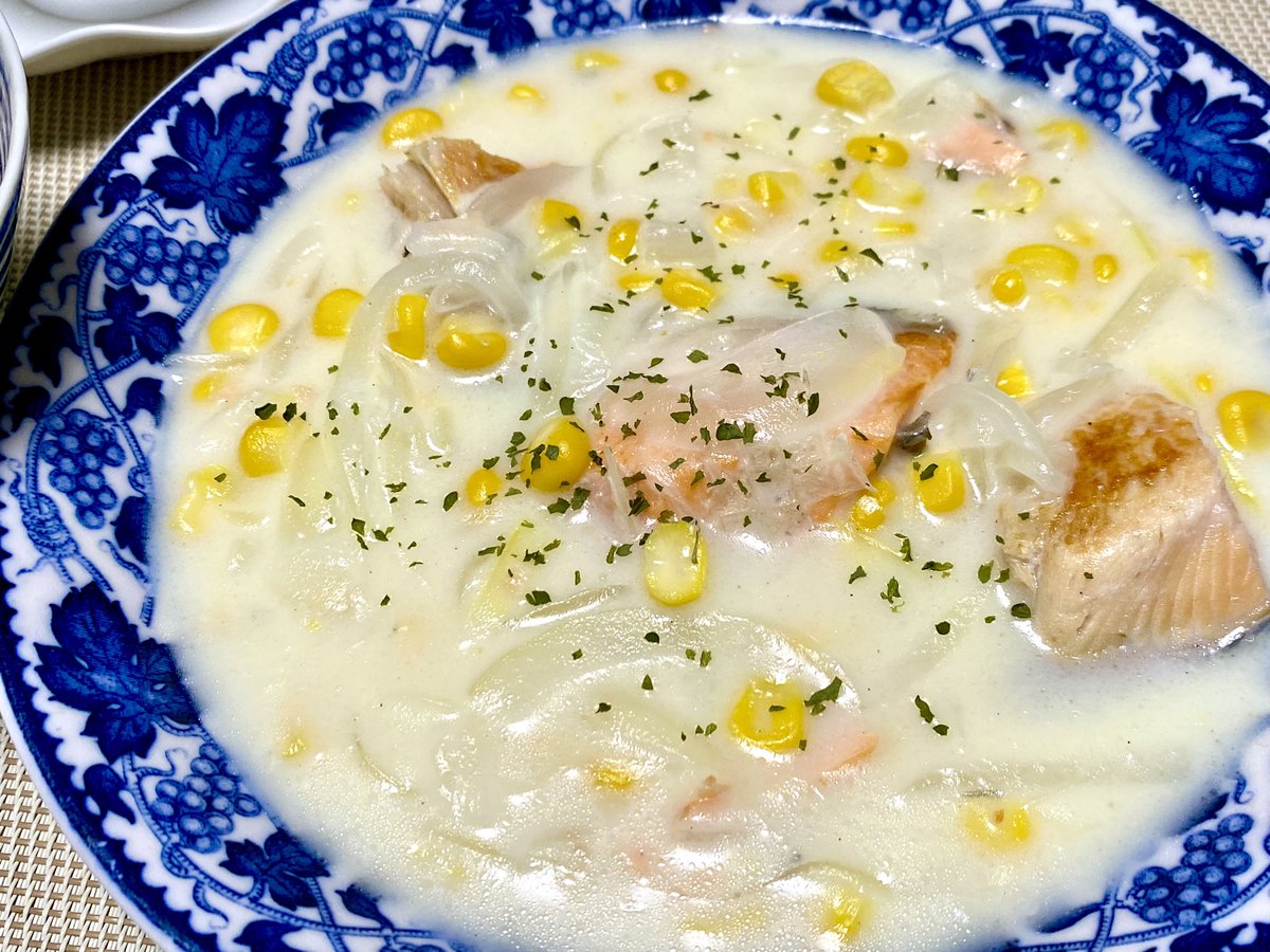 夕飯
ジジィの下痢が止まった✨

でもジジィ用に焼いておいた鮭はまだ食わせられんので、
ミルクスープで煮た https://t.co/VV2KVk8Qpa