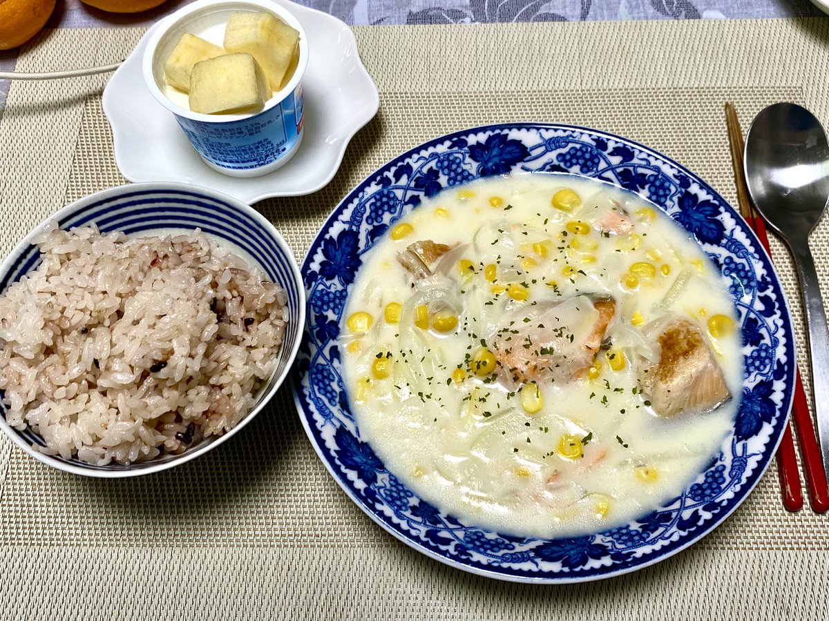 夕飯
ジジィの下痢が止まった✨

でもジジィ用に焼いておいた鮭はまだ食わせられんので、
ミルクスープで煮た https://t.co/VV2KVk8Qpa