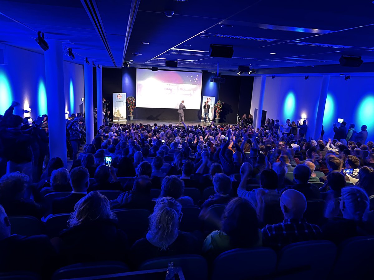 R0bertPost's tweet photo. Bomvolle(!) zalen in alle provincies tijdens de FVD Campagne Tour!
#FVD gaat het hele land door!

#15maart #kiesFVD #StemZeWeg https://t.co/Gp5NmopSek