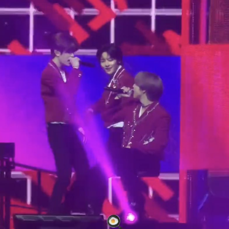 StrayKidsBrasil's tweet photo. "I'll never make you lonely" - #LoveSTAY 

Assim como estão sempre ao lado do HAN hoje, no passado, também ficaram ao lado do Seungmin e do Lee Know quando ambos não podiam performar.

Eles são uma verdadeira família, e nós também nunca o deixaremos sozinhos 🩶 https://t.co/YvHbUaAPmN