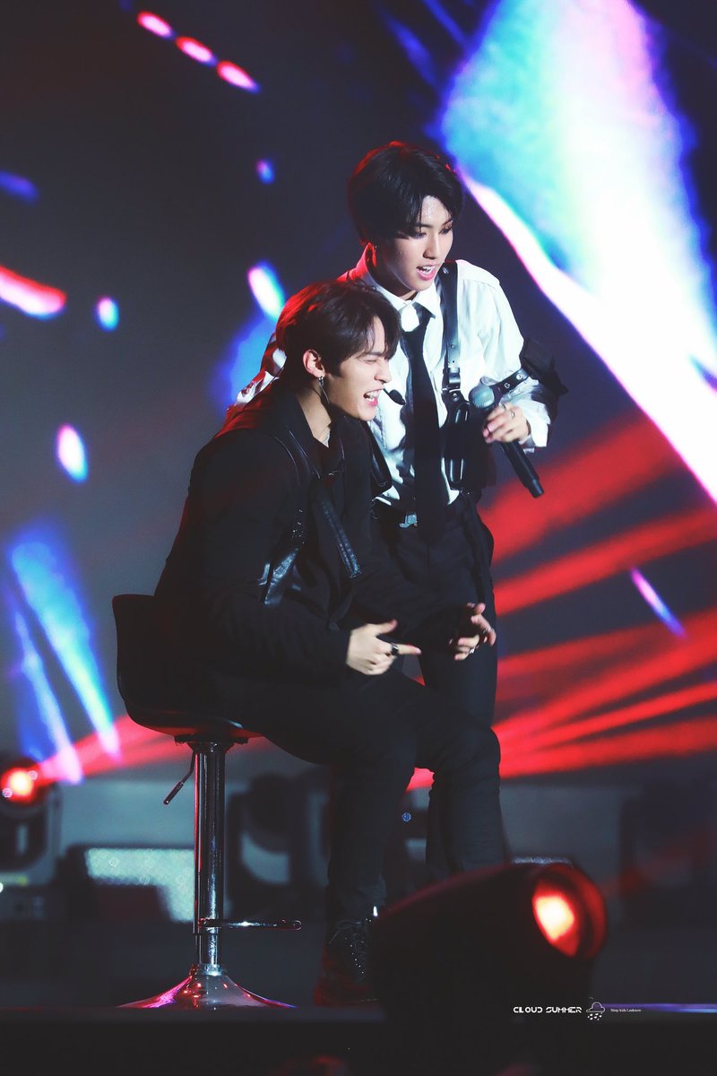 StrayKidsBrasil's tweet photo. "I'll never make you lonely" - #LoveSTAY 

Assim como estão sempre ao lado do HAN hoje, no passado, também ficaram ao lado do Seungmin e do Lee Know quando ambos não podiam performar.

Eles são uma verdadeira família, e nós também nunca o deixaremos sozinhos 🩶 https://t.co/YvHbUaAPmN