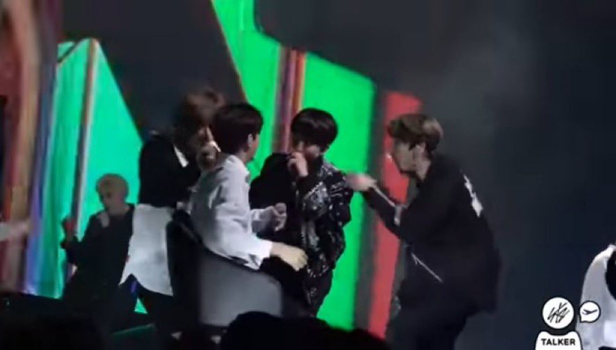 StrayKidsBrasil's tweet photo. "I'll never make you lonely" - #LoveSTAY 

Assim como estão sempre ao lado do HAN hoje, no passado, também ficaram ao lado do Seungmin e do Lee Know quando ambos não podiam performar.

Eles são uma verdadeira família, e nós também nunca o deixaremos sozinhos 🩶 https://t.co/YvHbUaAPmN