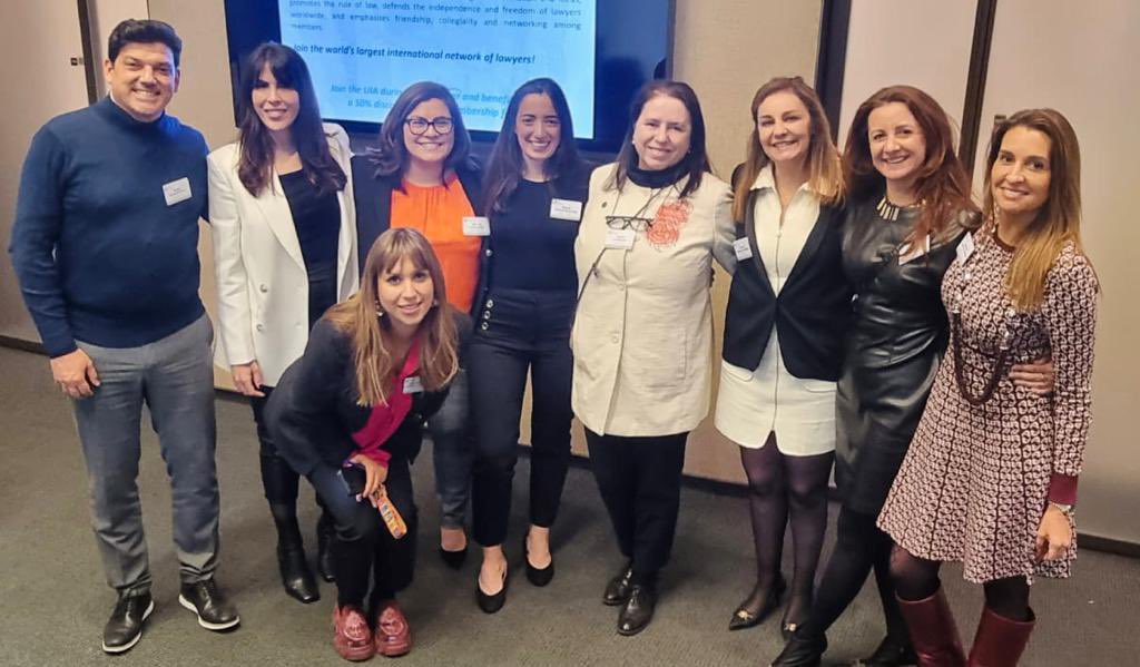 derechoadelia's tweet photo. Bien acompañada de referentes de la abogacía mundial en el Congreso de la UIA en Nueva York.
Un encuentro inolvidable en el que hemos abordado la salud mental y el bienestar de los profesionales del sector legal.
#UIANYC https://t.co/YsFwqiLH4l