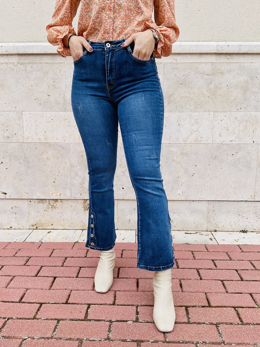 limma_shopp's tweet photo. Vaquero corchetes ⚡️
.
Sientan de escándalo , son súper cómodos !!💕💕
Imprescindibles para nuestros outfits más TOP
.
📲 https://t.co/4In99YMVTk
.
#jeans  #vaquero #moda #tendencias #tendenciaropa #mujer #style #valladolid #españa https://t.co/UFiQWTWOb4