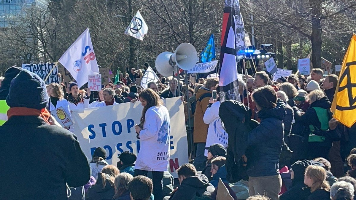 Bijna 100 wetenschappers en academici van Scientist Rebellion zijn aanwezig, werkzaam bij universiteiten en onderzoeksinstituten uit het hele land, een ongekend groot burgerlijk ongehoorzaam protest van wetenschappers. #A12 #StopFossieleSubsidies