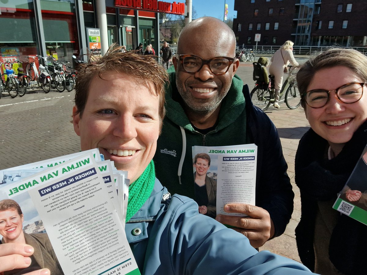 Ouderwets flyeren, in Hoofddorp. Het winkelend publiek vindt het een prachtig fenomeen 😀