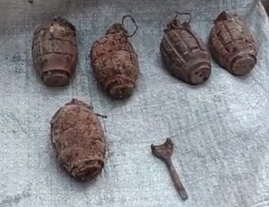 DailyExcelsior1's tweet photo. #JammuAndKashmir | 5 grenades were recovered in the village Charangal of #Mathwar area. Police & bomb disposal squad reached the spot & diffused the grenades. https://t.co/12I7oiyk7p