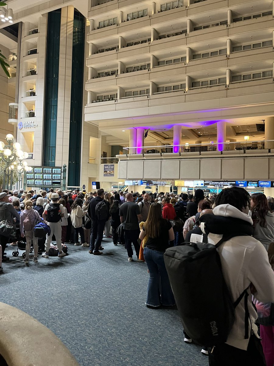 bushey721's tweet photo. Worst airport in the country. Orlando International. Terrible design and no organization. https://t.co/dPCwRAtBTS
