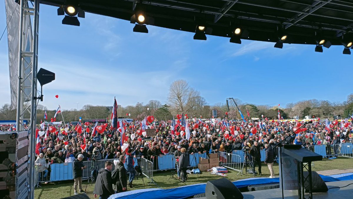 blckbxnews's tweet photo. Livestream: Massaal boer- en burgerprotest in Den Haag

Nu al een flinke opkomst en er zijn nog veel boeren en burgers onderweg.

 Straks LIVE om 13:00
➡️ https://t.co/XM21J75fkD

#Livestream #demonstratie #boerenprotest #burgerprotest #DenHaag https://t.co/RczeOjRMHc