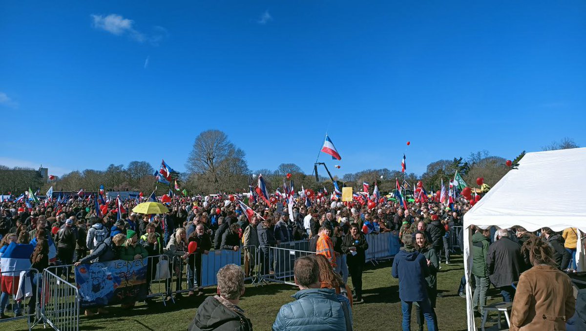 blckbxnews's tweet photo. Livestream: Massaal boer- en burgerprotest in Den Haag

Nu al een flinke opkomst en er zijn nog veel boeren en burgers onderweg.

 Straks LIVE om 13:00
➡️ https://t.co/XM21J75fkD

#Livestream #demonstratie #boerenprotest #burgerprotest #DenHaag https://t.co/RczeOjRMHc