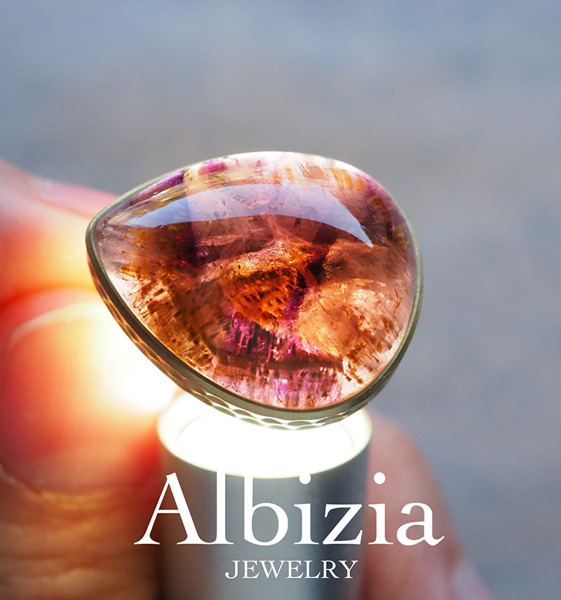 田中もこもこ on Twitter: "RT @Albizia_jewelry: あんな渋い佇まいなのに裏から光をあてるとガツンと本領発揮してくるところがすごい。最高にドラマティックな石です。"