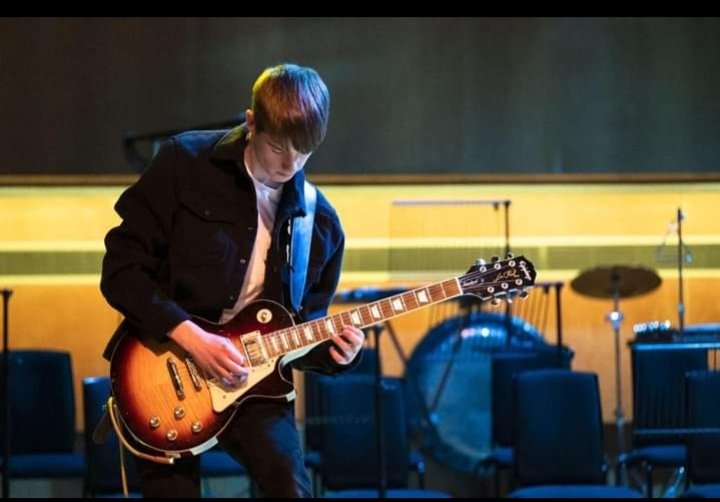 the8_48's tweet photo. Wishing our fabulous lead guitarist, Harrison, a very happy birthday! 🎸🎈🎁
#the8_48 #guitarist #happybirthday https://t.co/0z1ZLONkg3