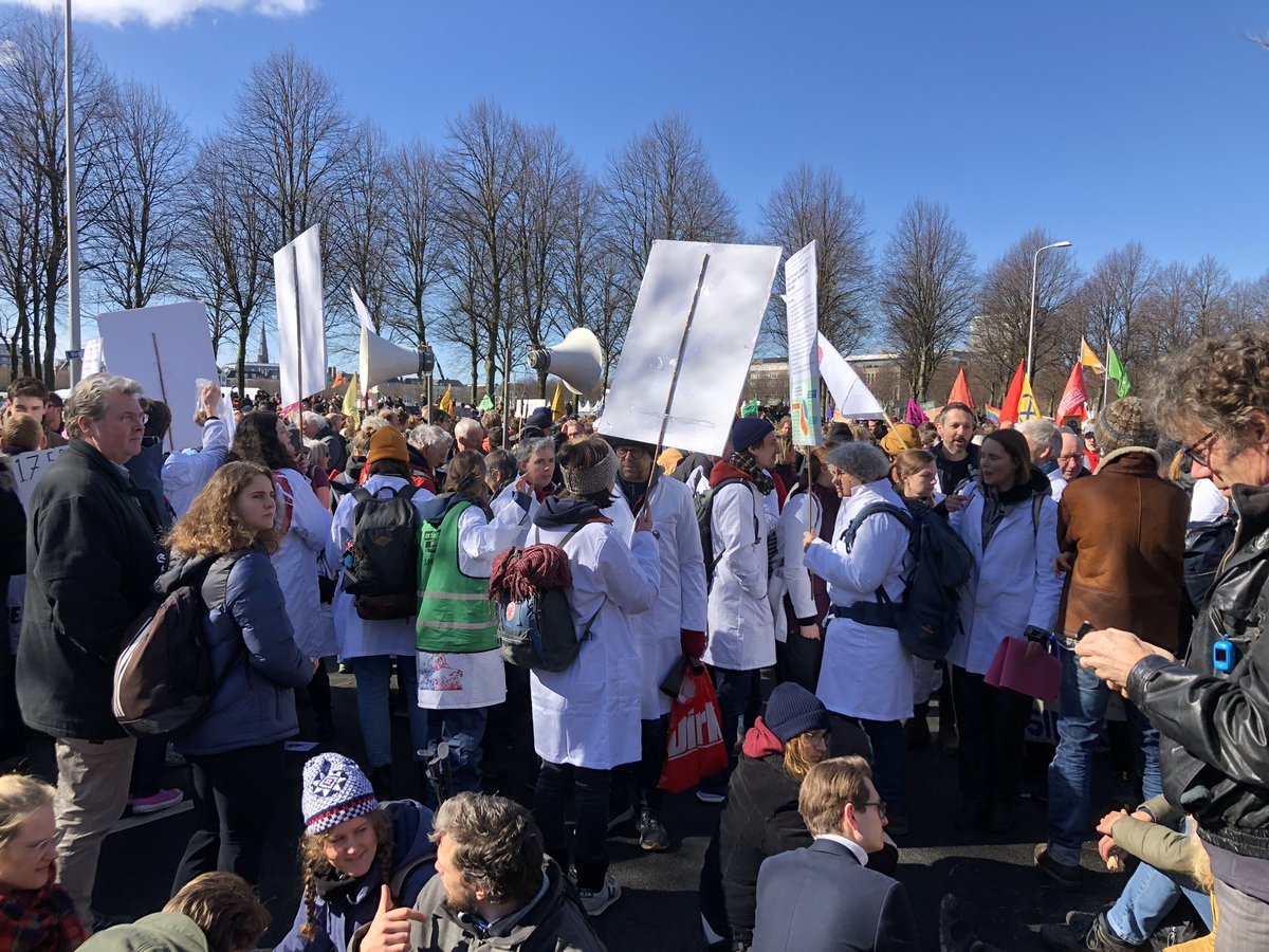 Wetenschappers, grootouders, onderwijzers, een hele brede groep mensen van nul tot 100 vragen te stoppen met investeren in fossiel en sneller ontwrichtende klimaatverandering zo veel mogelijk te voorkomen