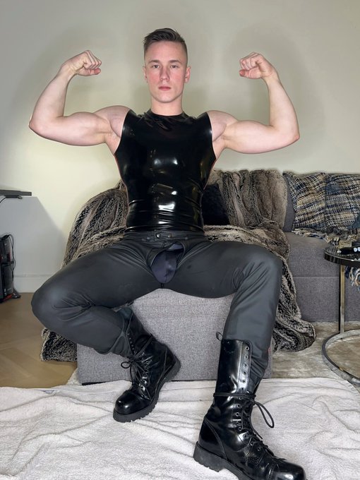 Unfortunately not coming to Darklands this year but I can always share a somewhat related pic???? You