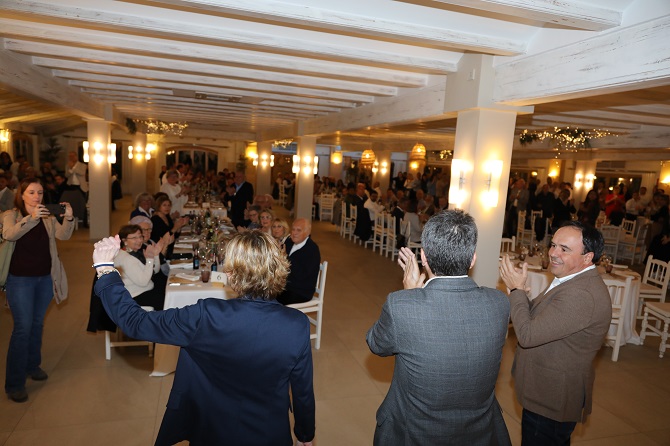 <a href="/Rosa_CardonaVi/">Rosa Cardona Vives</a>  se da un baño de masas en su acto de presentación como candidata a la alcaldía de #Xàbia por <a href="/popularesxabia/">PP Xàbia/Jávea</a>. Un acto en el que @CarlosMazon40 fue el padrino de lujo xabiaaldia.com/art/153002/ros…